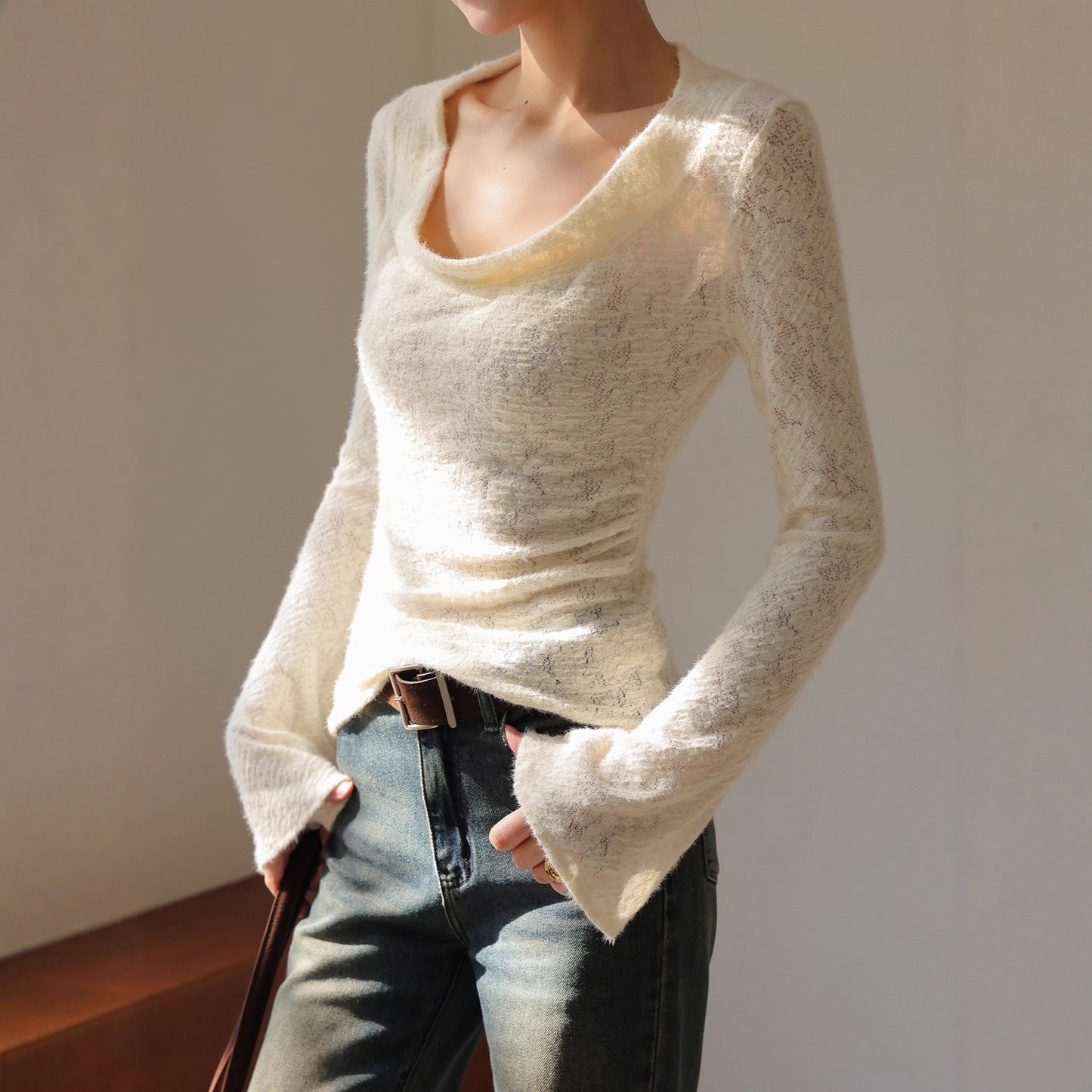 Pull Duveteux Femme à Col Large – Coupe Ajustée Chic