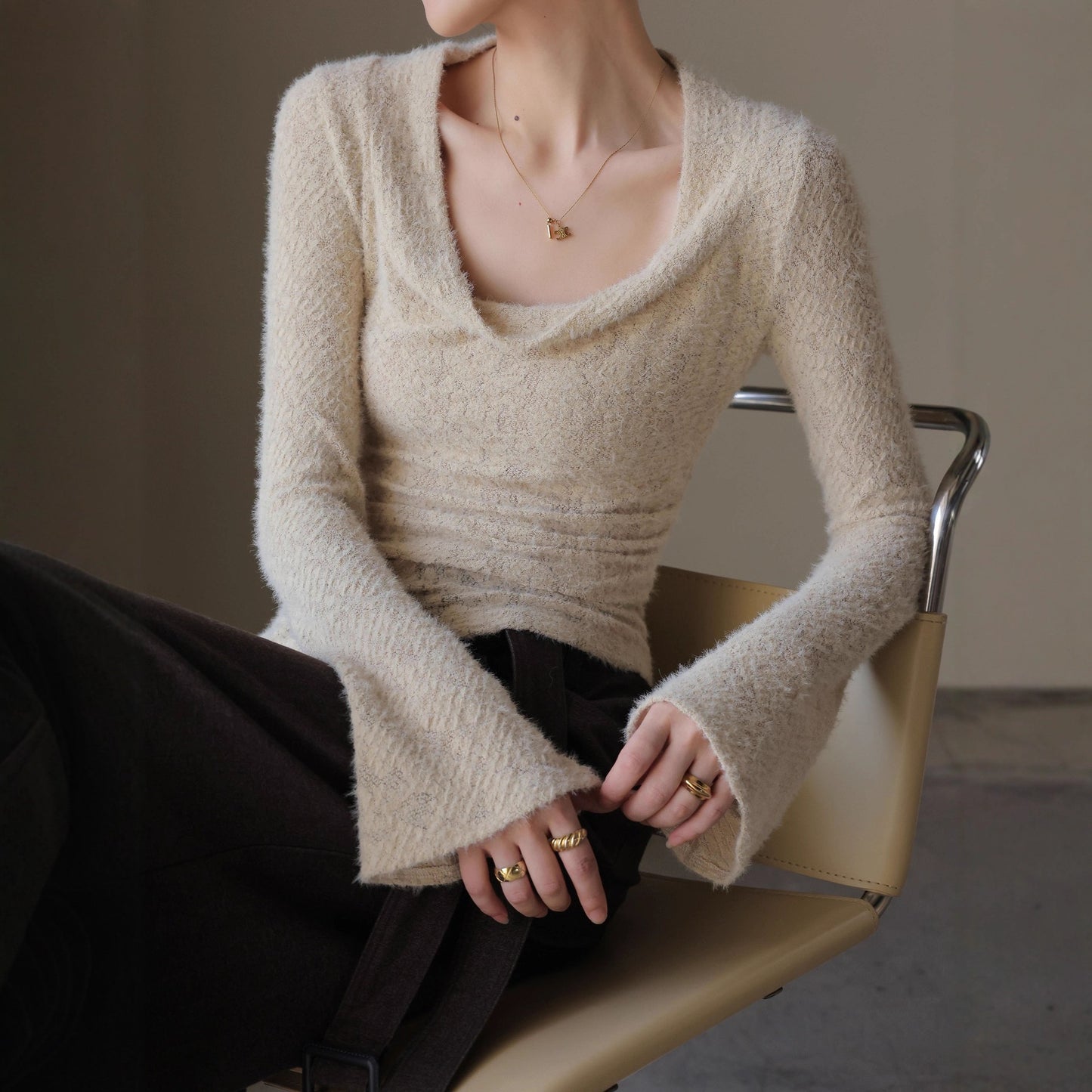 Pull Duveteux Femme à Col Large – Coupe Ajustée Chic