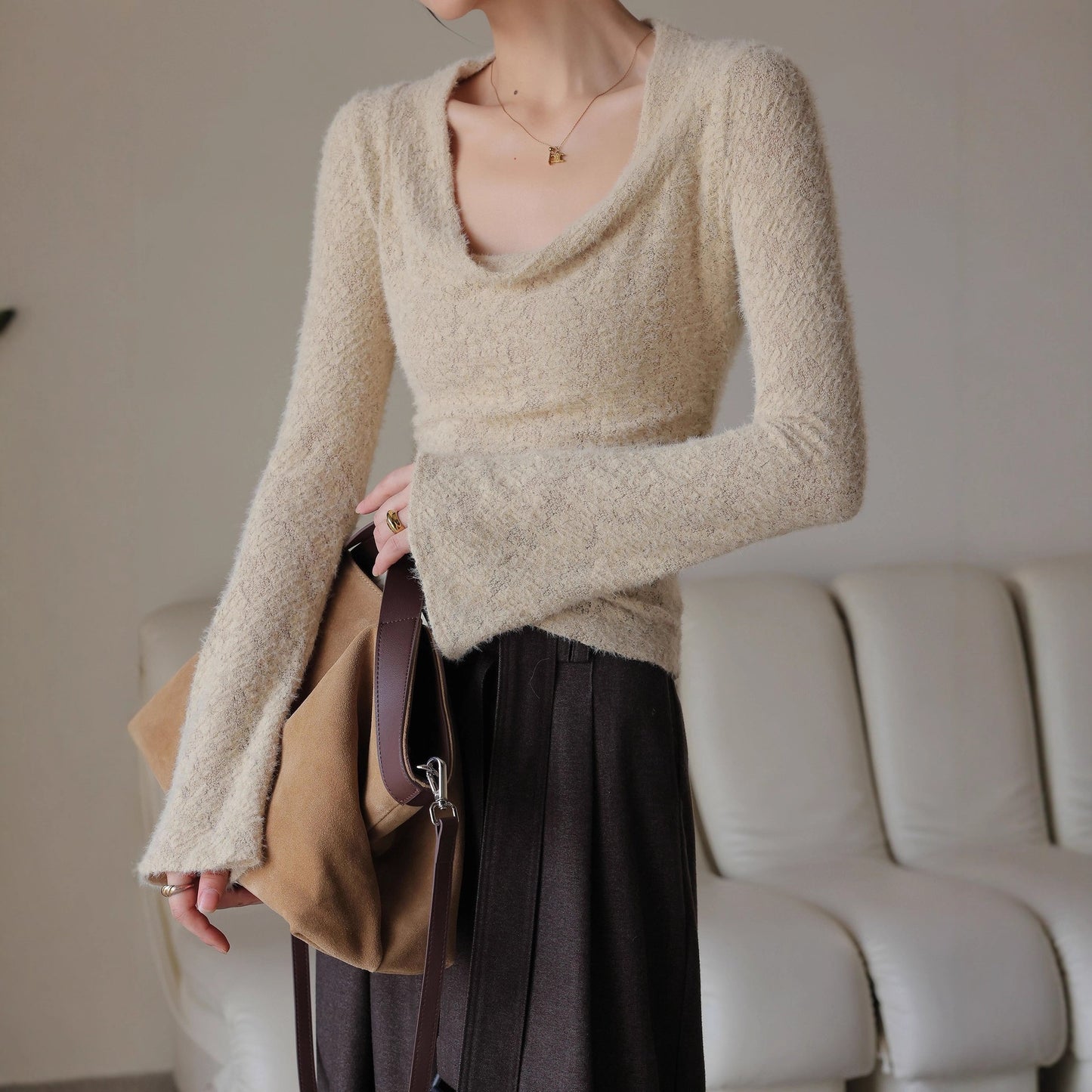 Pull Duveteux Femme à Col Large – Coupe Ajustée Chic