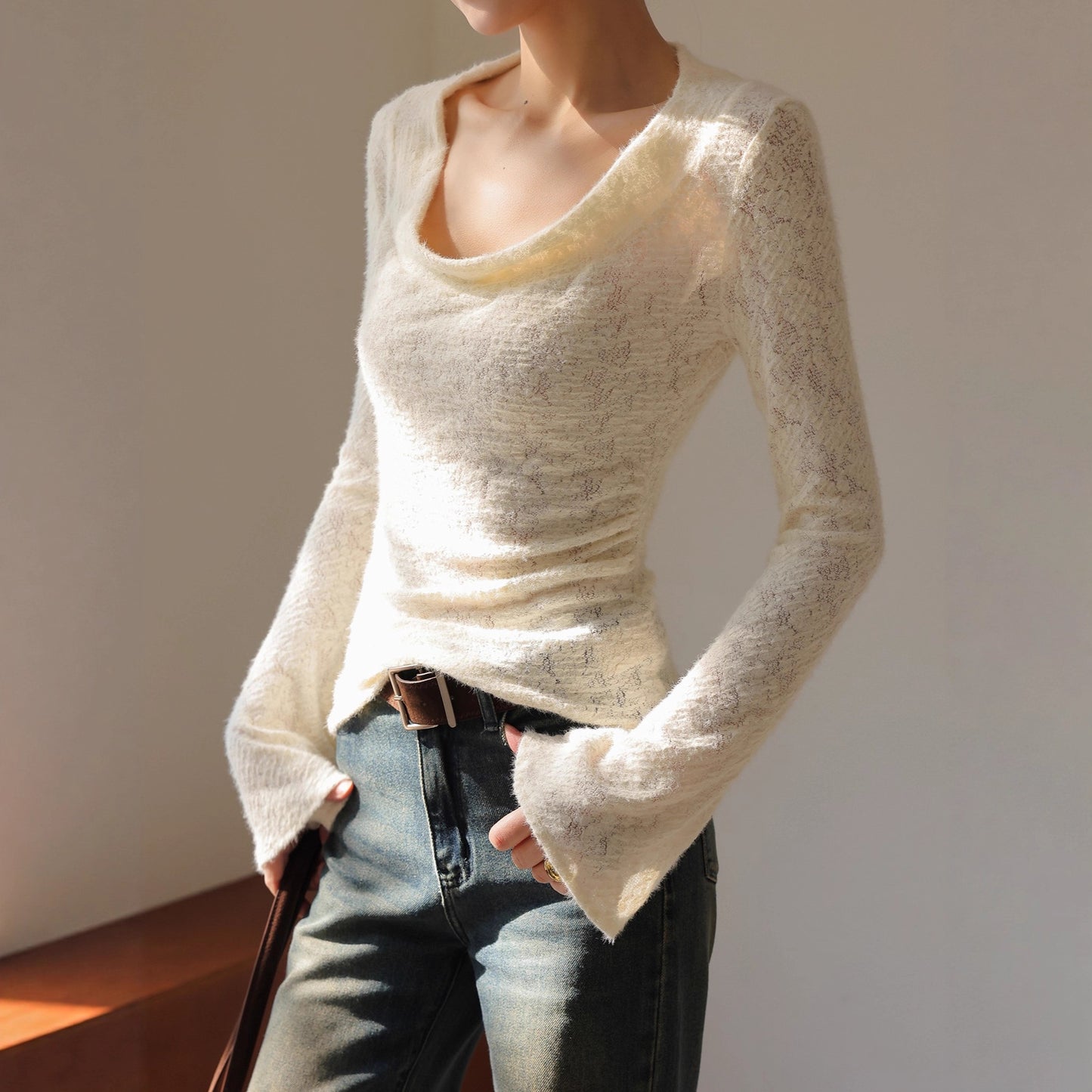 Pull Duveteux Femme à Col Large – Coupe Ajustée Chic